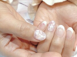 白フレンチネイルと桜デザイン