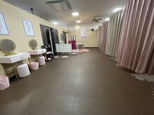 カジュアルエステサロン 爽やか 岡崎店の雰囲気（広々とした店内でタイプ別ルームとドレッサーも5台あります。）
