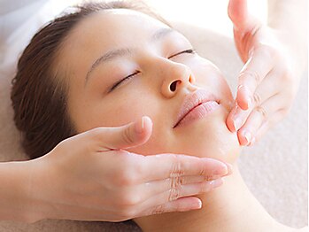 エムズ(M’s)の写真/左右のバランスを整えて、どこから見ても自信の持てる小顔へ★むくみもスッキリ取れて目鼻立ちクッキリ♪