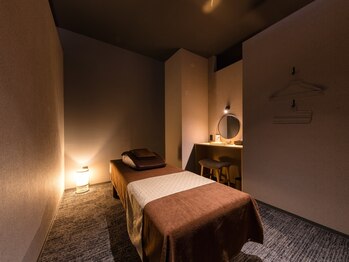 つぼみや 堺筋本町店の写真/【和モダン個室】白檀の香りと和音楽に包まれる贅沢空間♪深部ストレッチ×指圧で全身の疲労を徹底解消