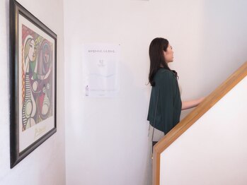 ヴィヴラン(viv-run)/階段にて三階へお越しください。