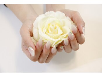 エム(e mu)の写真/憧れの大人の女性へ。おしゃれなネイルで日常に輝きをプラス！初心者さんも安心の空間◎