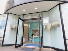 ブライトプラス(Bright plus)の雰囲気（薄い黄色の3階建てビルの1階が当サロンです◎店舗前駐車場有）