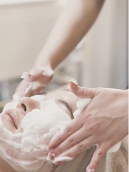 ビュースティ(BEAUSTIE)の写真/接近戦も余裕の毛穴レス美肌へ！小顔が叶う☆お顔のむくみを解消し、小美顔へ♪お肌の透明感UPにも効果◎