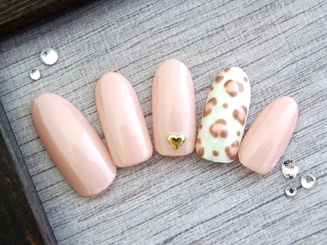 2025年秋トレンド】ヒョウ柄 ピンクのネイルデザイン集｜人気順