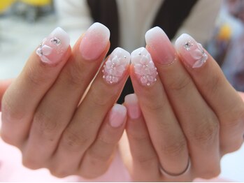 ネイルサロンミキ 横浜(MIKI)/ホワイトグラデ30花手描きアート