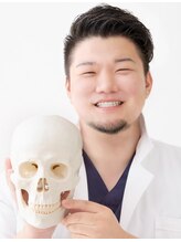 顔の骨格とほうれい線たるみ改善専門の小顔矯正 札幌大通美容矯正サロン ゆーた 先生