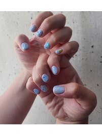 透け感ブルーネイル