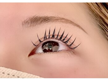 ラ ムーン アイラッシュアンドヘアメイク(La.Moon)の写真/《高持続LEDエクステ×パリジェンヌ》で横顔まで計算された隙の無い目元へ!軽さと持ちの良さを両立◎