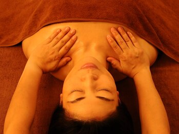 リフレスペース/オイルでデコルテをほぐします