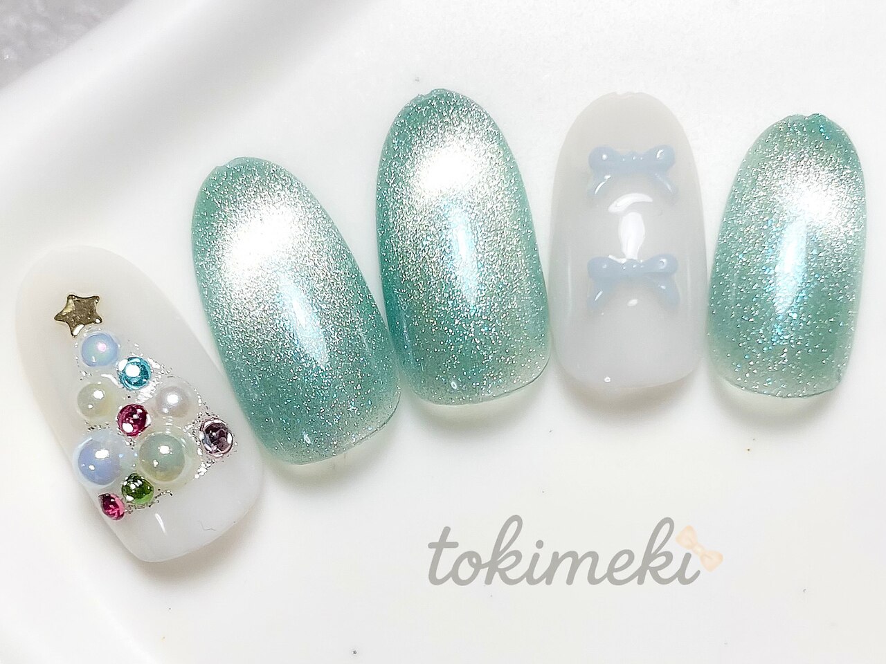 2025年-2026年冬トレンド】グリーン リボンのネイルデザイン集｜人気順