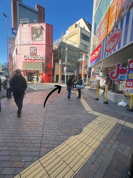 ナチュラルビビ 三軒茶屋店(Natural ViVi)/サンドラッグとKFCの間の道へ