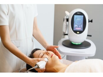 ルミナ(Lumina)の写真/【次世代プラズマPlaSon導入】針なしで深層へ！驚異の浸透力でほうれい線・たるみケアをサポート◎