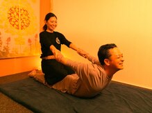 マスターのタイ古式/お腹と肩回りを伸ばすストレッチ