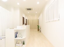 モーンガータ 姫路(Mangata)/白を基調とした清潔な店内