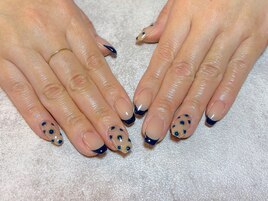 フレンチネイル　ビジューネイル