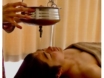 アヌクローシャ/睡眠の質をUPさせるシロダーラ