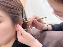 ご希望の箇所に耳ツボシールを貼っていきます。ジュエリーはお好きなものを選べます♪