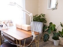 nail salon enの雰囲気（観葉植物とアロマオイルの香りで癒しの空間）