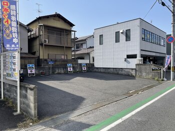 キュアフロウ 橿原店/店舗向かいに駐車場完備
