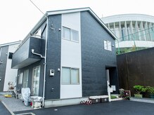 ひまわり健康整体院の雰囲気（建物の一番奥がサロンです！お気軽にお越し下さい。）