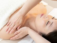 スマイルショット 金山院(SMILE SHOT)の雰囲気（顔のむくみにも効果的。オイルでデコルテから流して小顔効果UP◎）