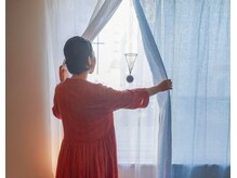 十季月(トキツキ)の雰囲気（そよ風の通る場所。心地よくてぐっすり眠る方もいます。）