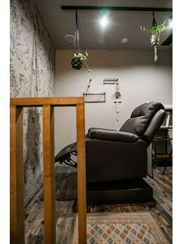 ブレア(Blair)/向かって左側から裏に店舗駐車場