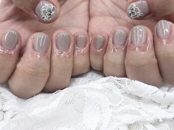 ハニービービー(Honey Bee Bee)/シンプルお花ネイル