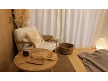 アーパス(Apas)の雰囲気（灯りと木のぬくもりに包まれる、あたたかな空間）