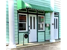 シェーヴルミー(chevre me)の雰囲気（緑色の建物です♪西側の店舗で、黒い小さな看板が目印◎）