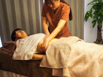 ネネ(Nene)/【施術風景】腸もみ×内臓整体