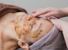 ル シーニュの雰囲気（クリスタルハーブピーリング。土台ケアで素肌の底力を高めます。）