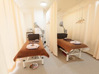 川口そうぜん鍼灸院/清潔感あふれる明るい室内