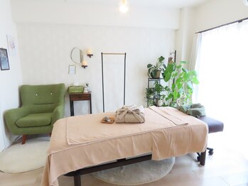 りらくぜーしょん ふぅ 【長丘/もみほぐしとアロマのお店】/緑に囲まれる施術部屋