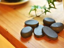 こころとからだの休憩室 あんずの雰囲気（ヘッドスパ使用のホットストーン。目回りの血流も良くします。）