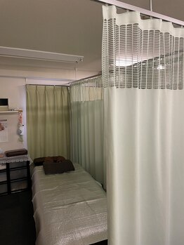 整体アンド足つぼサロン らくだ/清潔ベッドのプライベートな空間
