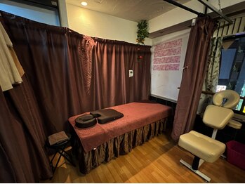 こりほぐし 三宮駅前/リラックスしてベッドで施術