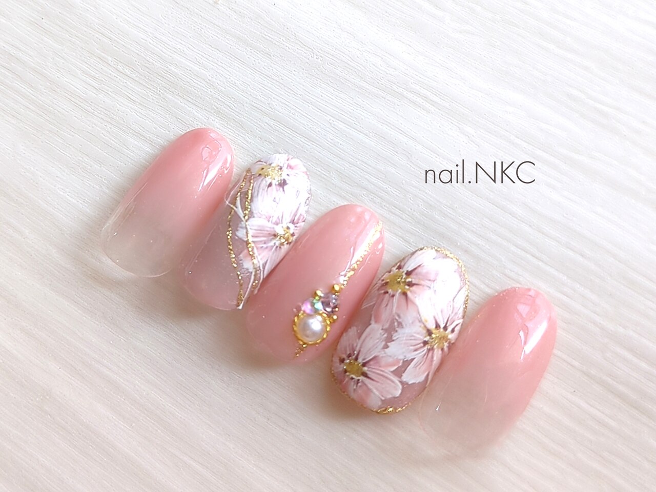 2025年-2026年冬トレンド】ピンク フラワー ハンドのネイルデザイン集