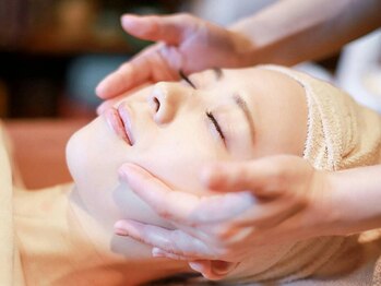 ナコズ エステティック(Nakos esthetic)の写真/《リンパ×筋膜ケア》プロのオールハンドで極上美肌へ!リンパも流してキュッと引き締まった小顔もGet◎