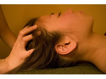 アウラ/■.ヘナ2. 頭皮のマッサージ