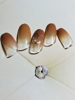 アンジェリーク ネイル(Angeleek NAIL)/手描きラメハート+ストーン3点