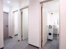 シエル クレールプラス(Ciel Clair+)の雰囲気（白を基調とした店内★都度清掃を行っております♪）