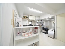 トレーニングサロンメルビの雰囲気（フロント、小さなメイクスペースもご用意あります。）