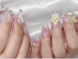 流行りのフラワーネイル
