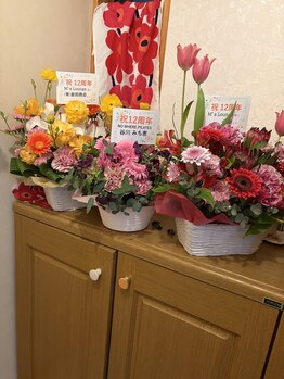 エムズ ラウンジ 上大岡店(M's Lounge)/12周年でいただいたお花がお迎え