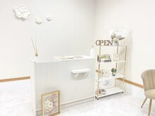 メル(Mel.)の雰囲気（白基調の店内♪）