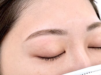 エヌーク バイ ブラウン(enurk by Brown)の写真/【美容室併設サロン/駅徒歩３分/駐車場あり】眉が決まればメイク時間が短縮され《キレイ&ラク》を実感◎
