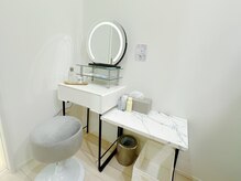 ドレッサー完備でお化粧直しも◎テスター商品も置いております。