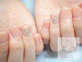シアーベージュの押し花ネイル